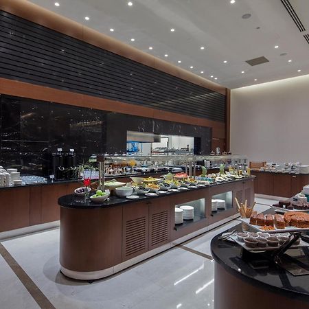 Hotel Doubletree By Hilton Istanbul Umraniye Exterior foto The lounge at the airport