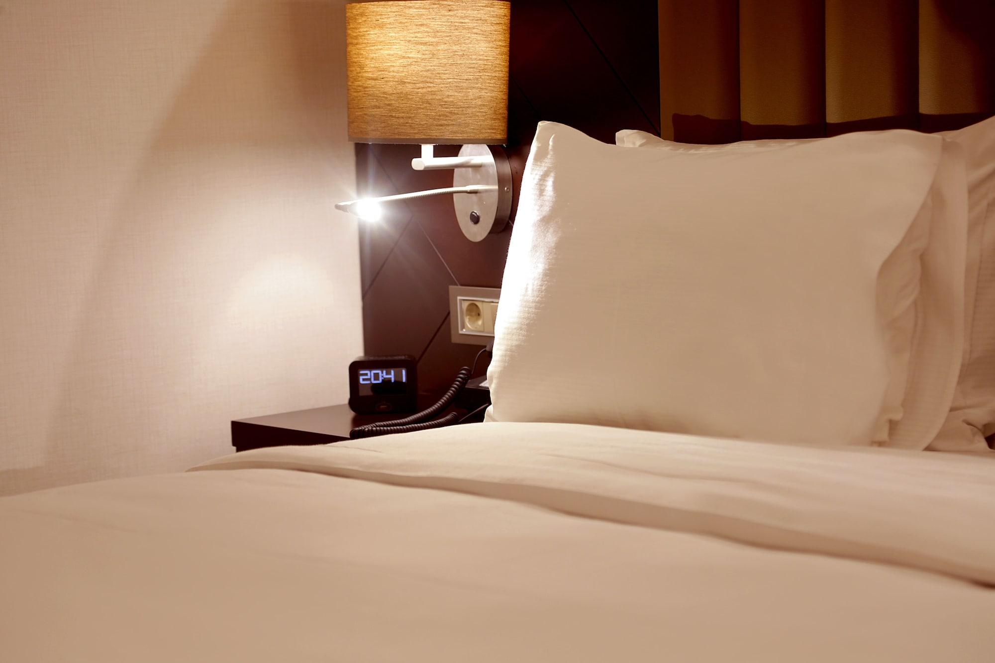 Hotel Doubletree By Hilton Istanbul Umraniye Exterior foto A digital alarm clock