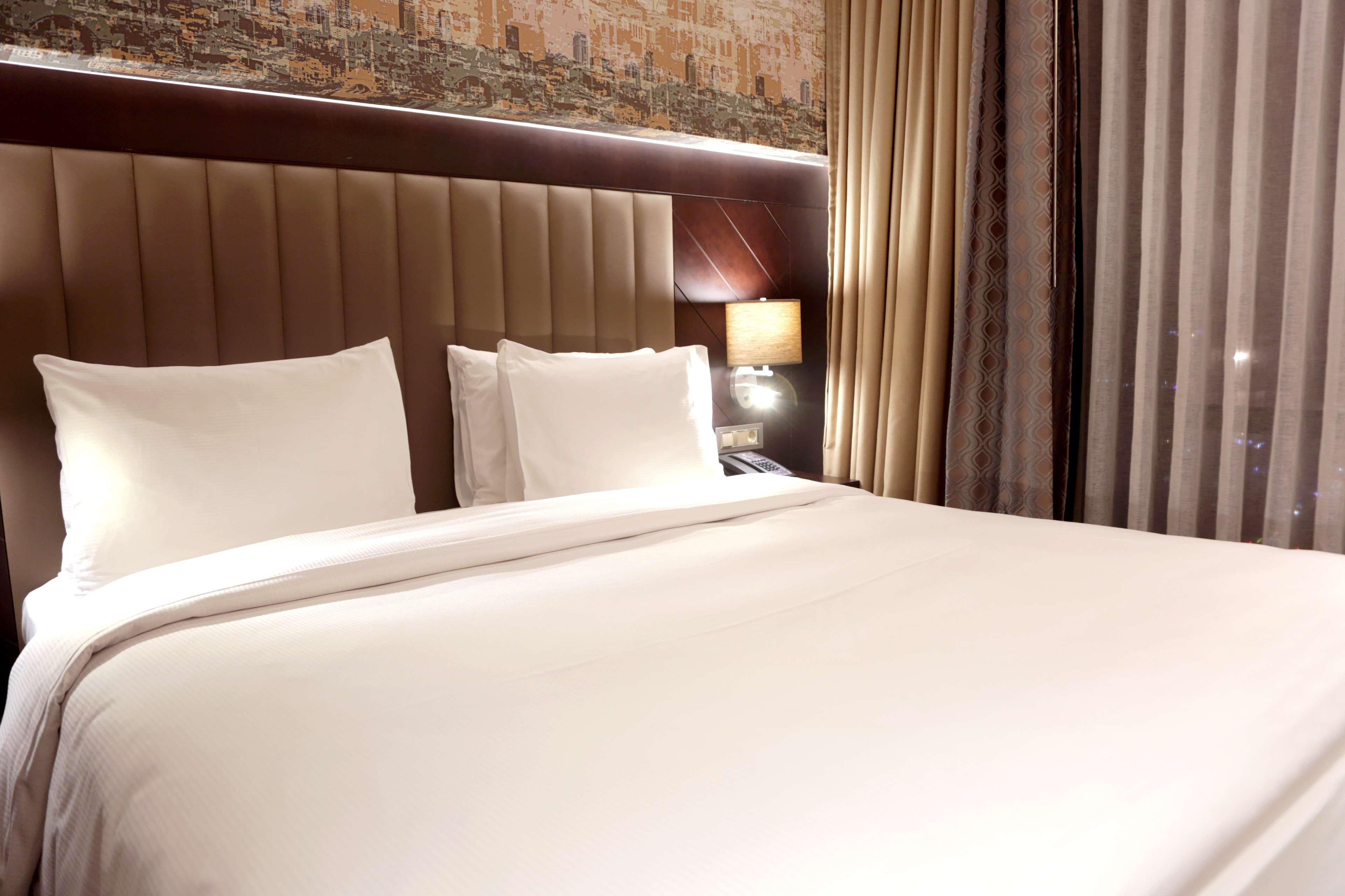 Hotel Doubletree By Hilton Istanbul Umraniye Exterior foto A bed