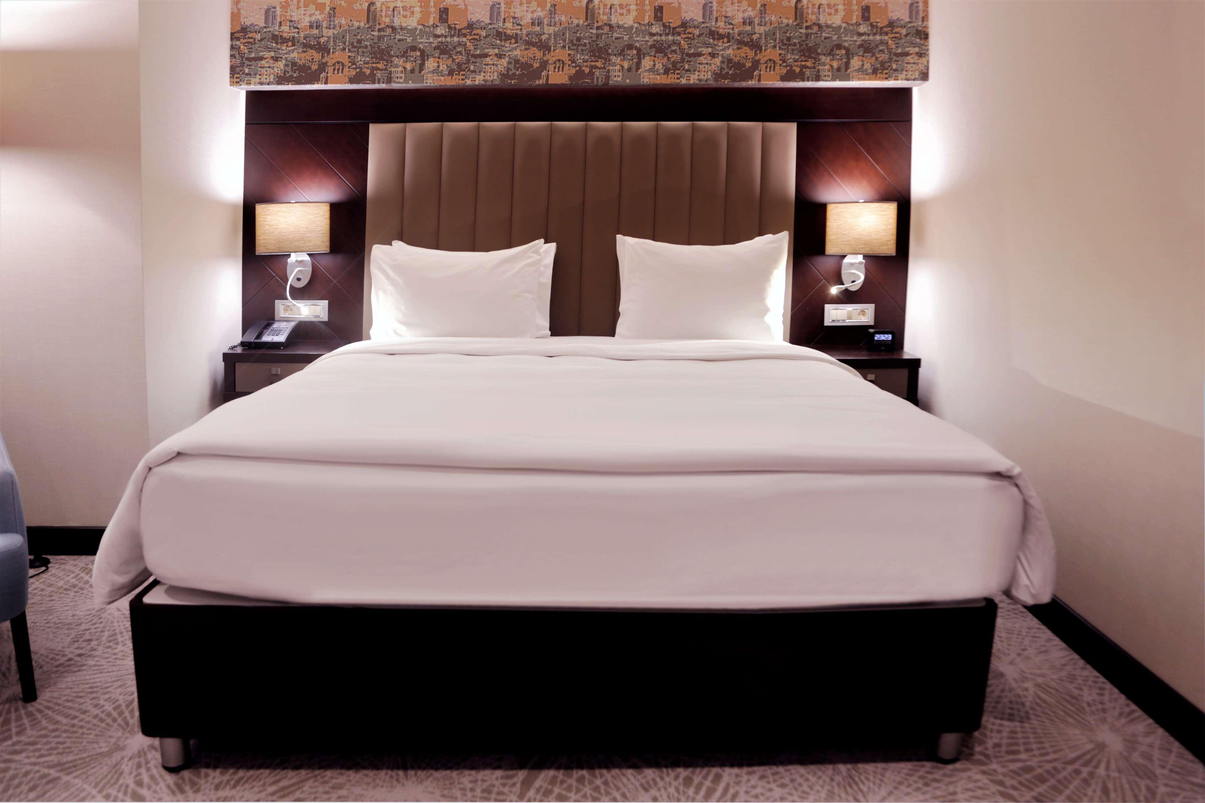 Hotel Doubletree By Hilton Istanbul Umraniye Exterior foto A bed