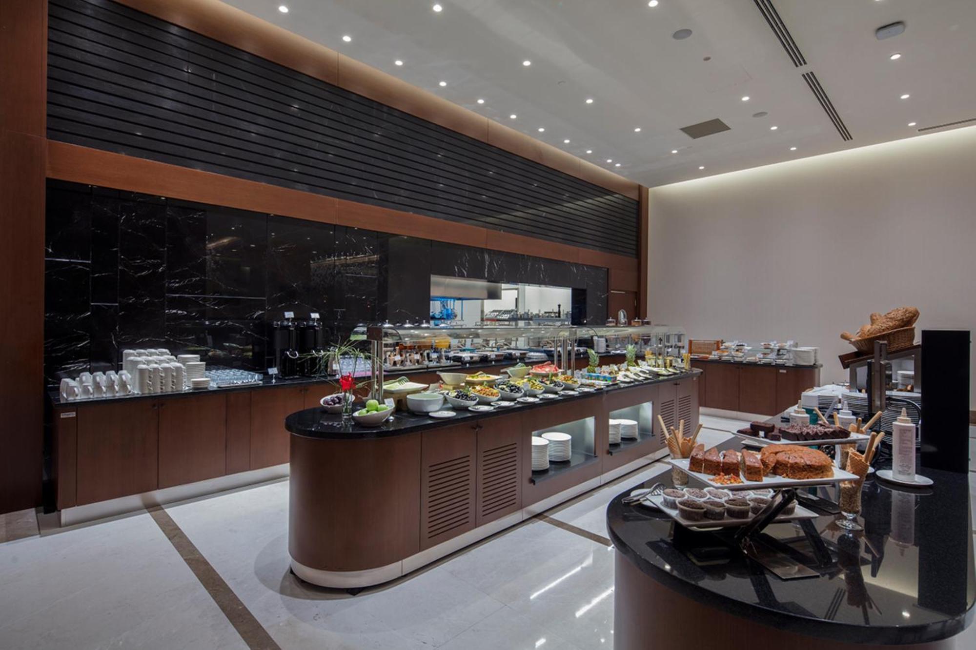 Hotel Doubletree By Hilton Istanbul Umraniye Exterior foto The lounge at the airport