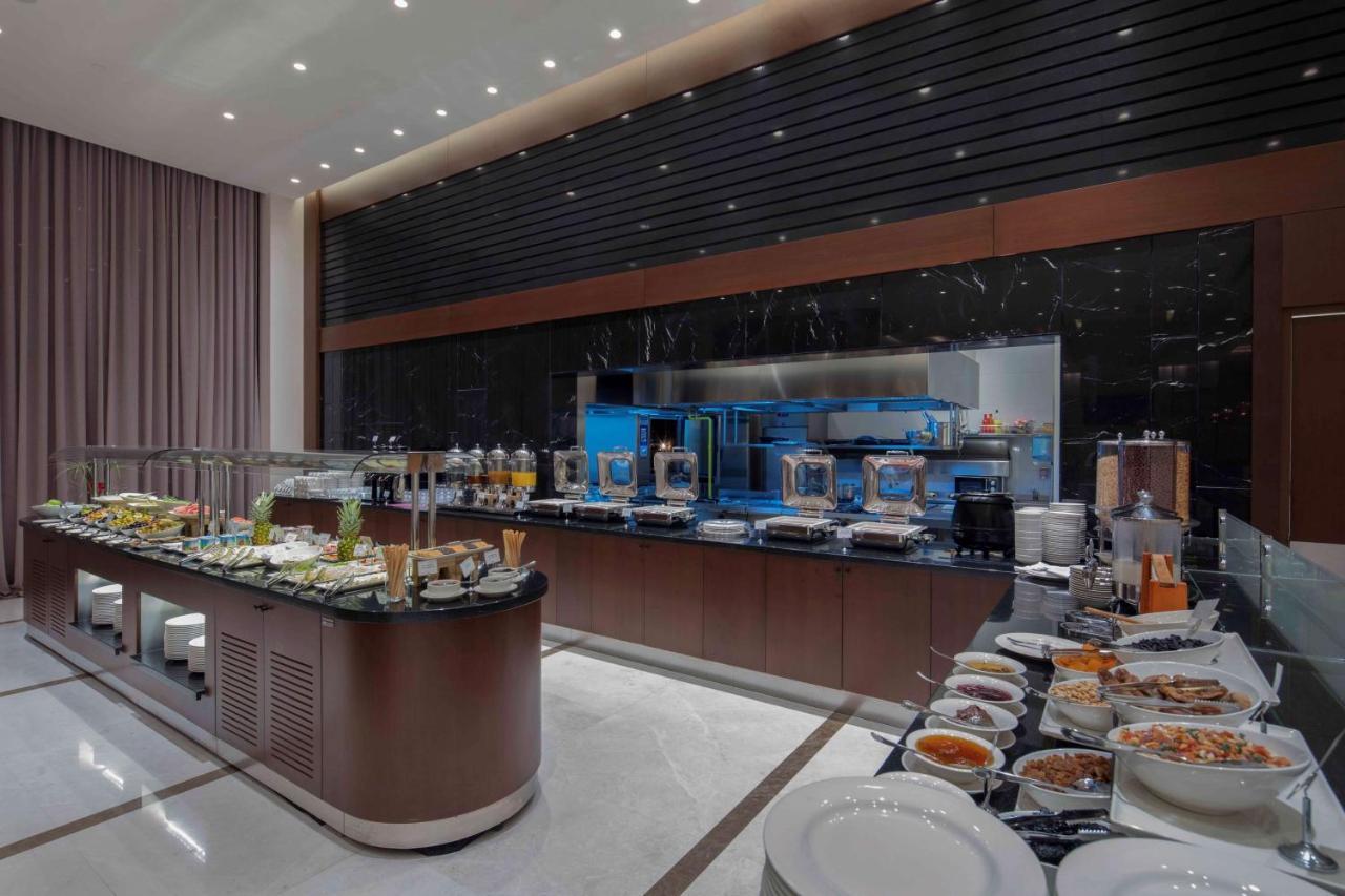 Hotel Doubletree By Hilton Istanbul Umraniye Exterior foto The buffet at the lounge