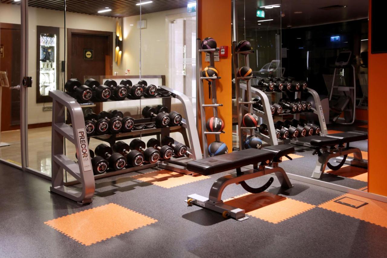 Hotel Doubletree By Hilton Istanbul Umraniye Exterior foto A gym in a hotel