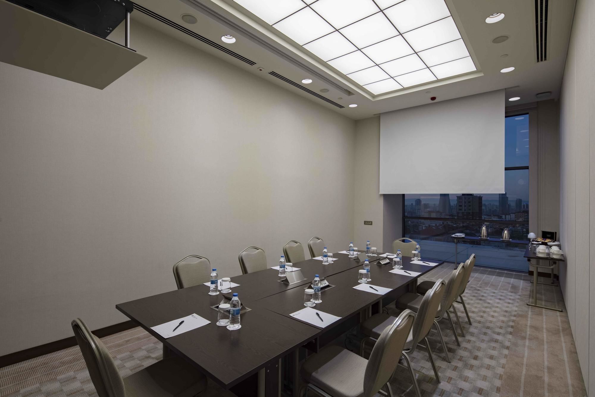 Hotel Doubletree By Hilton Istanbul Umraniye Exterior foto Meeting room