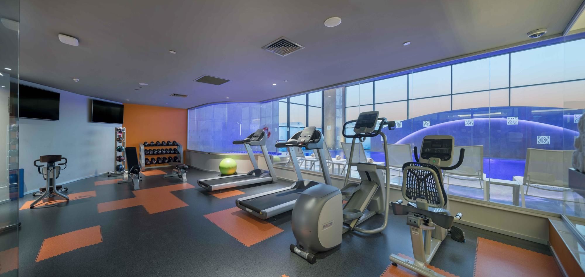Hotel Doubletree By Hilton Istanbul Umraniye Exterior foto A gym at a hotel