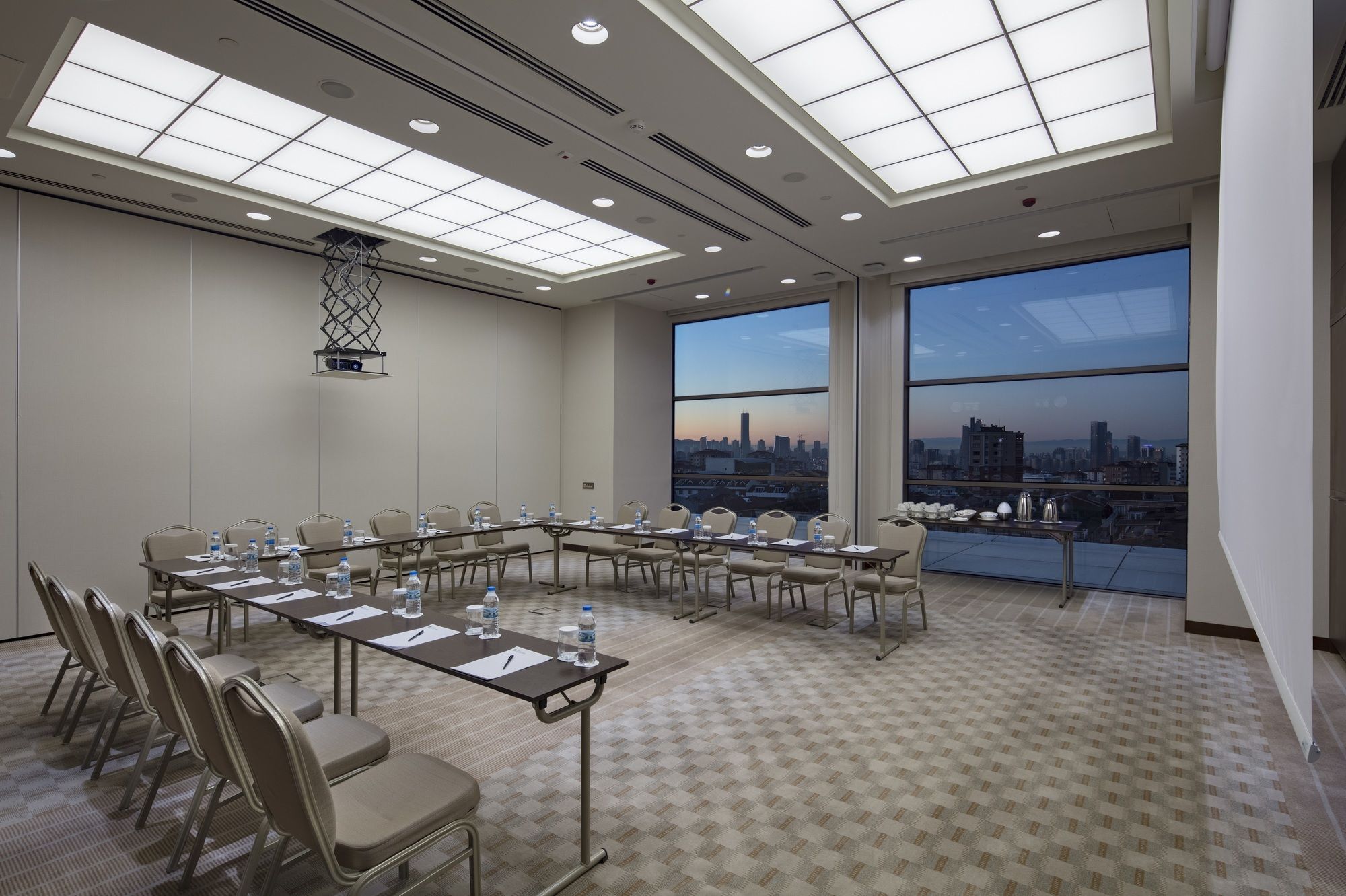 Hotel Doubletree By Hilton Istanbul Umraniye Exterior foto Meeting room