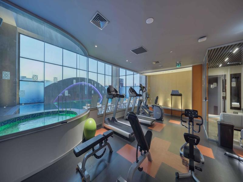 Hotel Doubletree By Hilton Istanbul Umraniye Exterior foto The gym at the hotel
