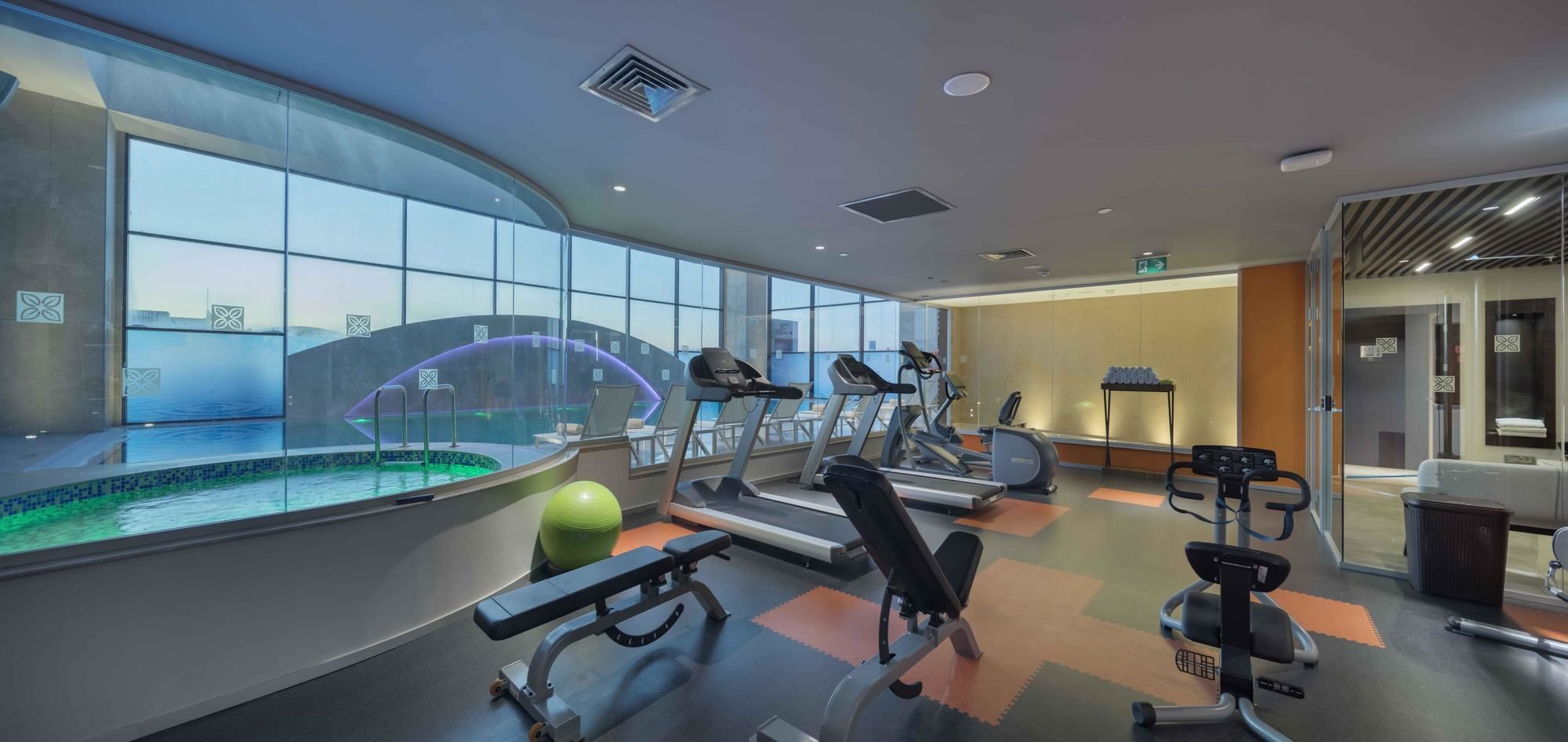 Hotel Doubletree By Hilton Istanbul Umraniye Exterior foto The gym at the hotel